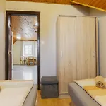 Semesterbostad Leslie By Interhome *