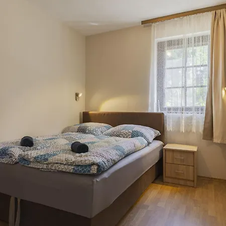 Leslie By Interhome * シオーフォク