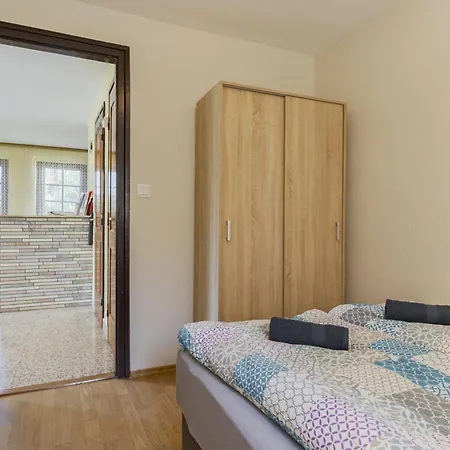 Holiday home Leslie By Interhome