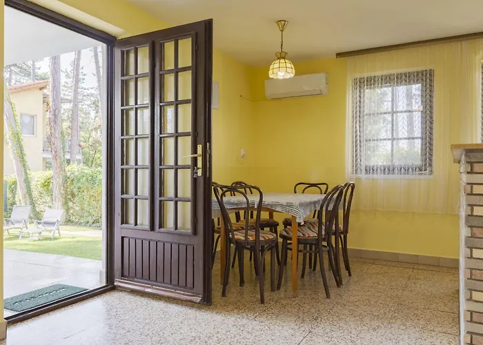 Leslie By Interhome シオーフォク